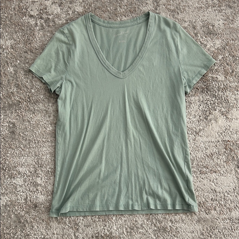 Universal Thread Light Sage V-Neck Short Sleeve Tee
